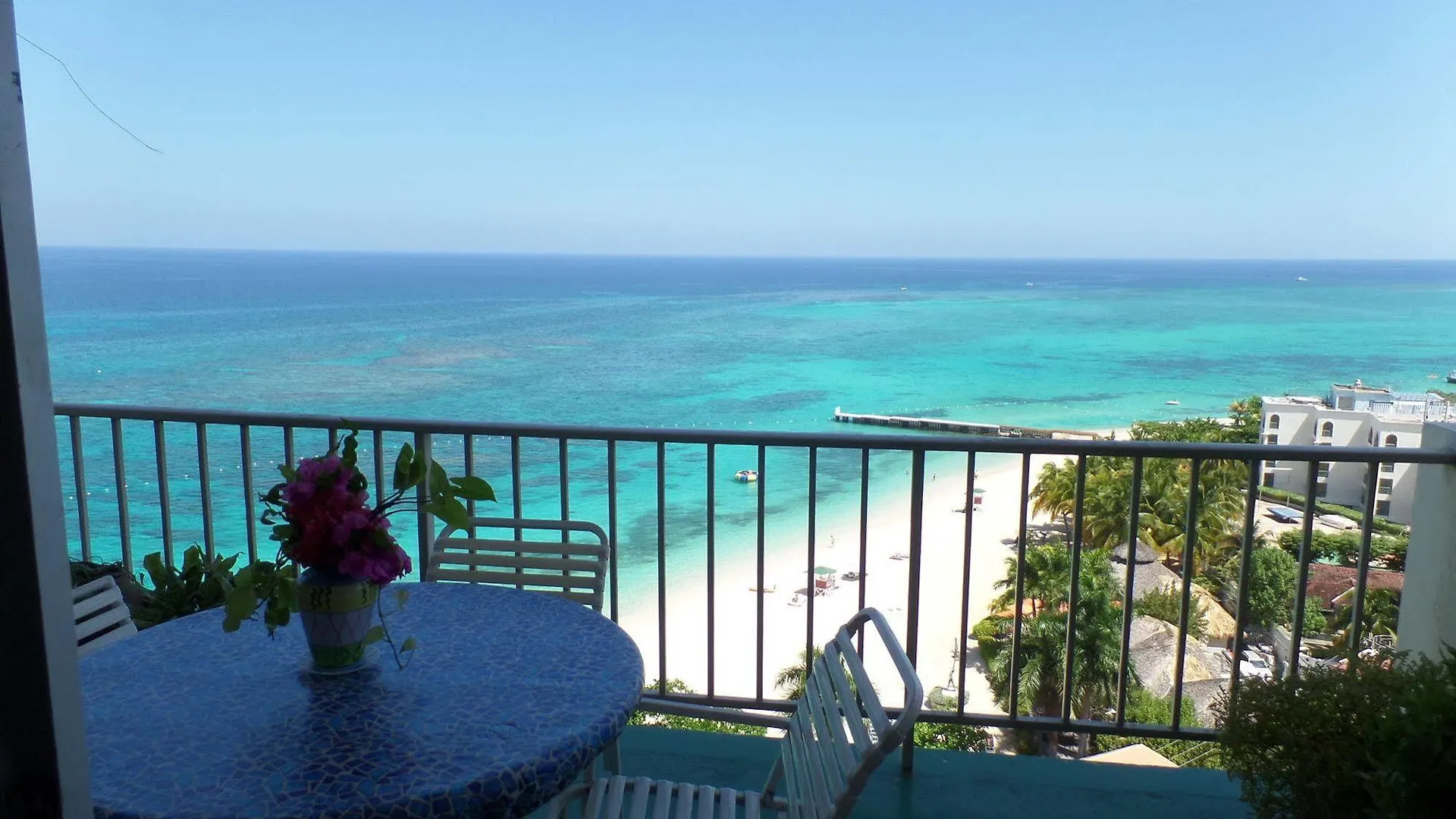 Beach Condos -Montego Bay Club Beach Resort ジャマイカ